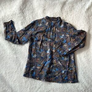 Silk J.McLaughlin blouse. Size Small. Flower print. High ruffled collar